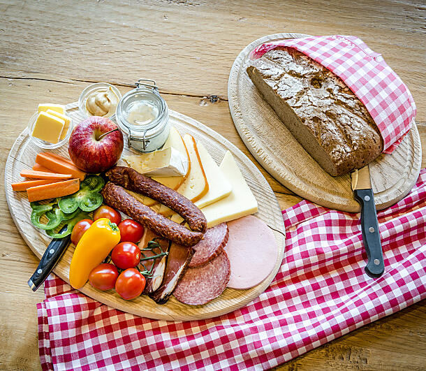 Klassische regionale Jause mit Käse, Wurst und Brot – Genuss wie auf der Alm im Hotel almlust in Flachau