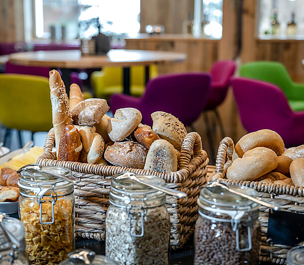 Vielfältiges Frühstücksbuffet in der almlust mit frischem Brot, Käse, Obst und regionalen Spezialitäten in Flachau