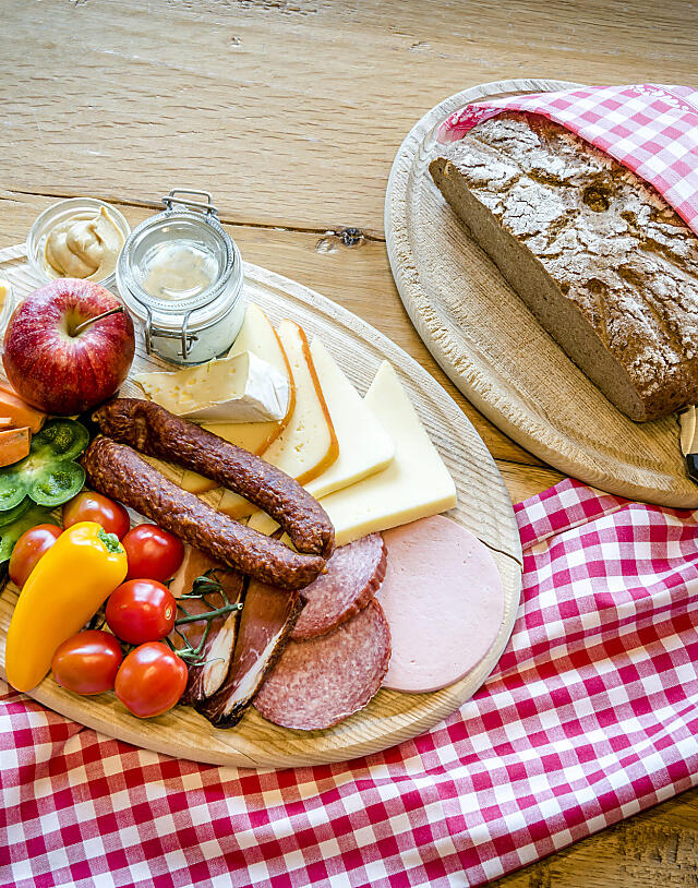 Hearty Austrian snack platter with cheese, cold cuts and fresh bread at Hotel almlust in Flachau – the perfect savoury break
