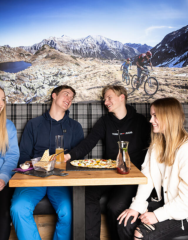 Leckere Drinks und Snacks an der Daybar im Hotel almlust in Flachau – entspannter Genussmoment im Sommerurlaub