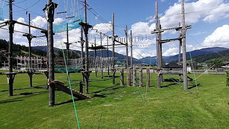 Überblick über den Kinderhochseilgarten in Flachau – Abenteuer, Seile und Spaß für die ganze Familie.