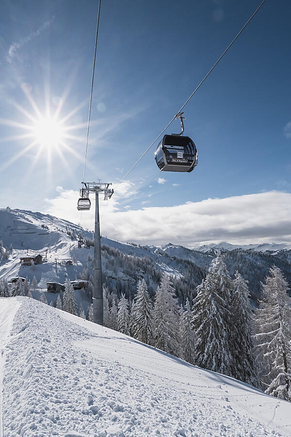 [Translate to English:] Panoramablick auf die verschneiten Berge während der Gondelfahrt in Flachau