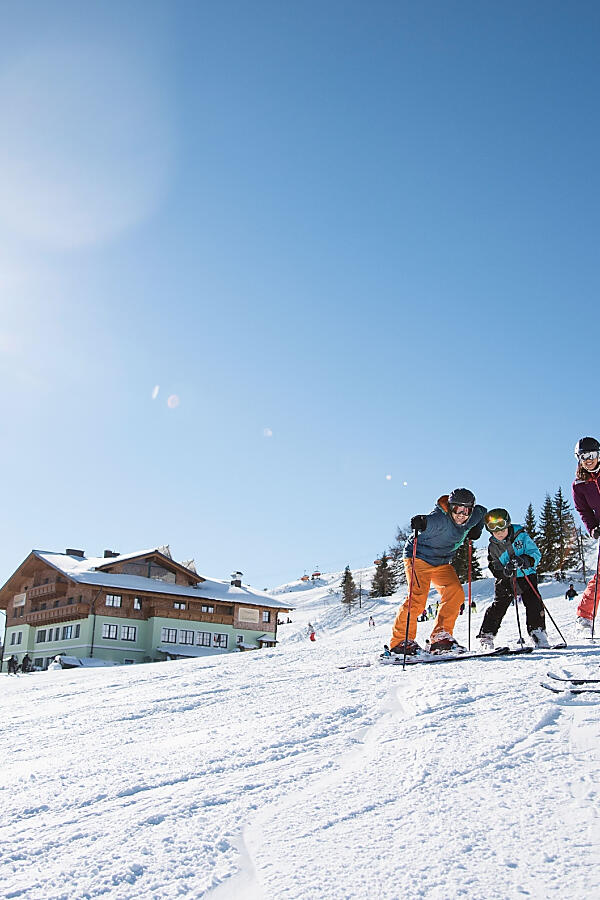 Family ski holiday in Flachau – snow fun for all ages Family with children skiing in Flachau