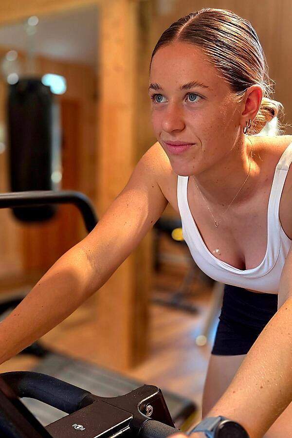 Cardio workout with professional support at the almlust Flachau gym.