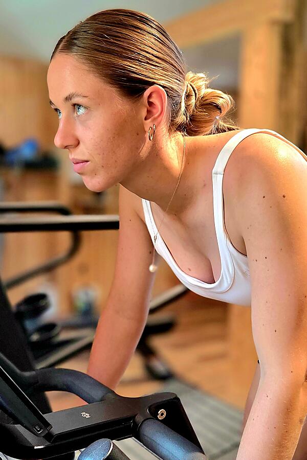 Focused indoor cycling at the almlust Flachau gym – training during your active holiday.
