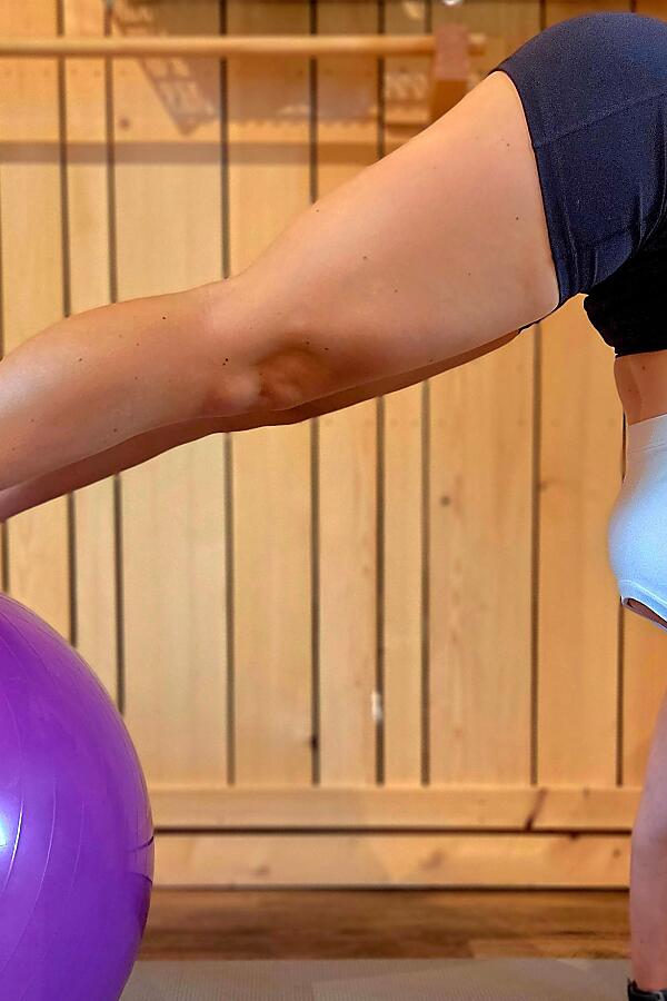 Functional training with exercise ball at the almlust Flachau gym