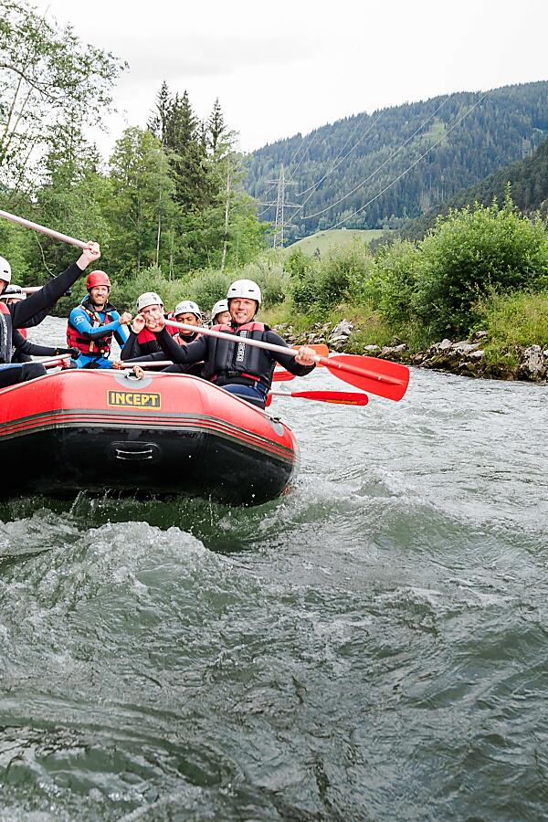 Outdoor-Fun beim Wildwasser-Rafting in Flachau – voller Einsatz auf dem reißenden Fluss mit Guide und Paddelpower