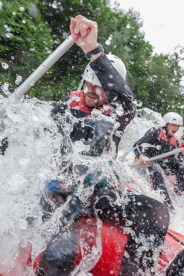 Rafting fun in Flachau – whitewater adventure with almlust Rafting in Flachau – splashy whitewater fun with a guide and happy adventurers