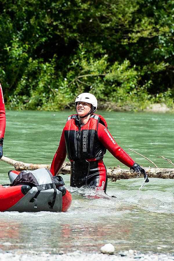 Outdoor-Abenteuer mit dem Riverbug – zwei Gäste der almlust in Neoprenanzug und Schwimmweste im Wildwasser der Enns bei Flachau