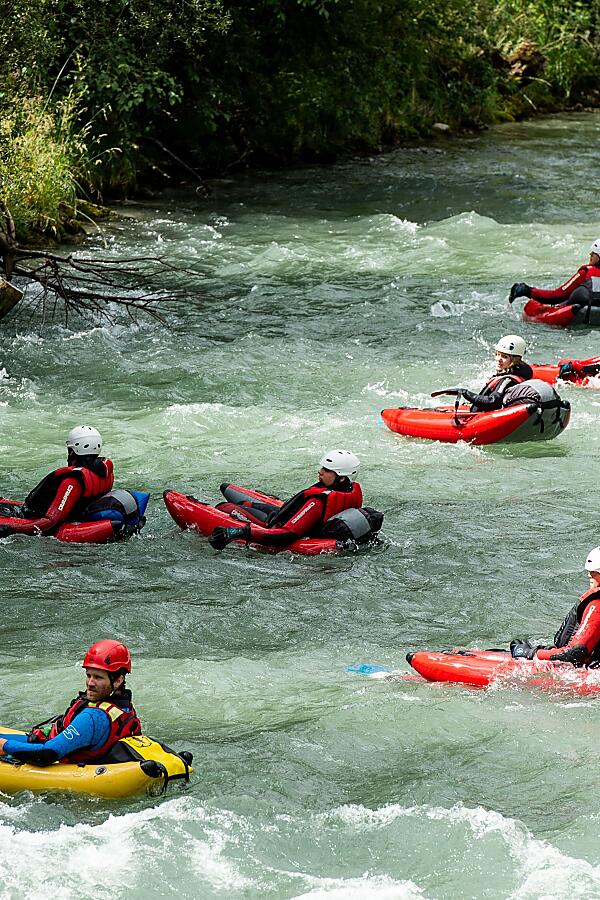 Riverbug-Tour mit der almlust Outdoor Crew – Gruppe im Wildwasser der Enns in Flachau, Salzburger Land