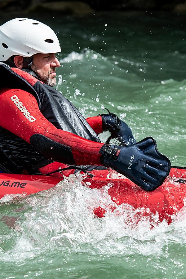 Mann im Riverbug auf der Enns bei Flachau – Outdoor-Abenteuer mit der almlust im Salzburger Land