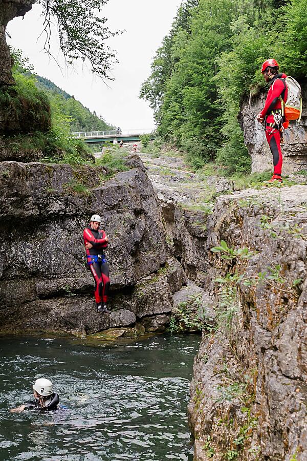 Canyoning-Sprung in die Gumpen – Abenteuer im Salzburger Land Canyoning-Sprung in die Schlucht mit Guide und Teilnehmern in Flachau