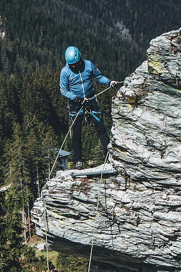 Person auf dem Klettersteig in Flachau beim Abseilen mit Panoramaausblick im SalzburgerLand