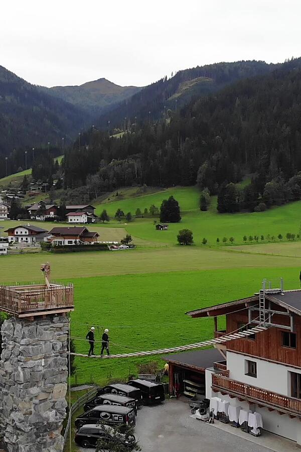 Kletterturm mit Panoramablick direkt bei der almlust Flachau Kletterturm der almlust in Flachau mit Aussicht auf das Ennstal und die umliegenden Berge