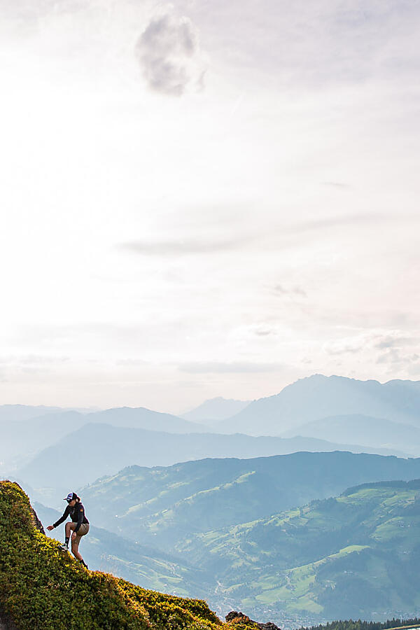 Gipfelwanderung in Flachau – Panorama im SalzburgerLand genießen Wanderer auf einem Berggipfel mit Blick über das SalzburgerLand