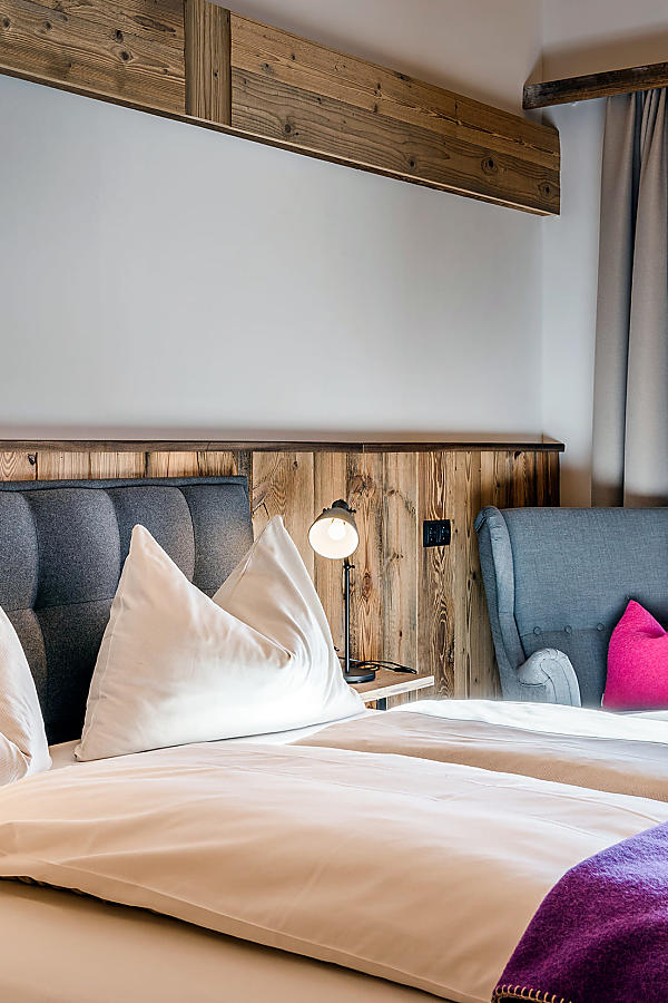 Holz, Wärme, Design – unsere Zimmer schaffen die perfekte Balance zwischen Almflair und modernem Lifestyle.