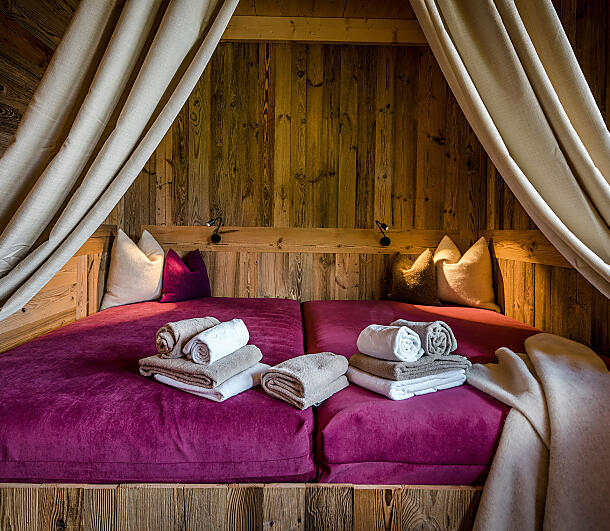 Private Spa Bereich der almlust in Flachau mit gemütlichem Ruhebett und Holzdesign