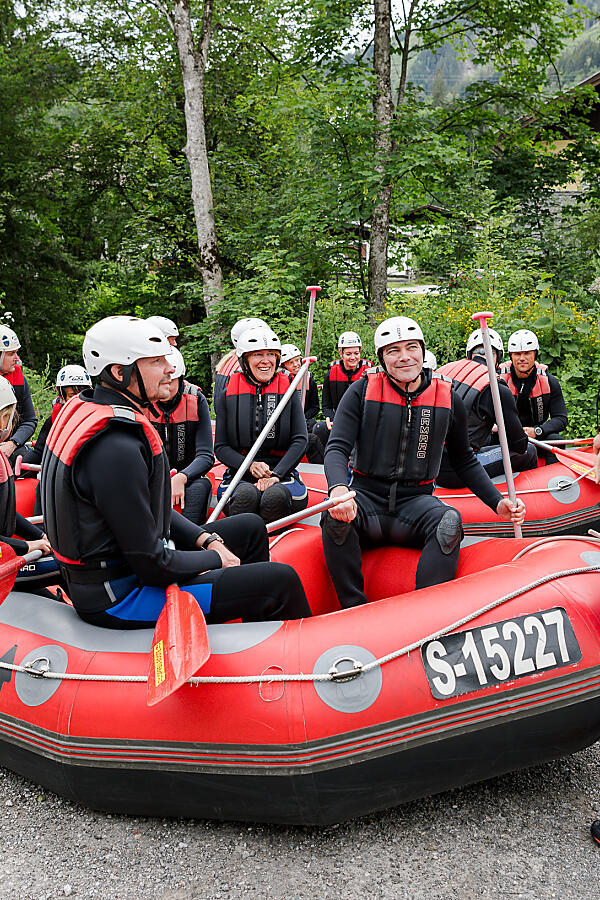 Raftinggruppe mit Guide vor dem Start im Schlauchboot – bereit für ein Wildwasser-Abenteuer in Flachau