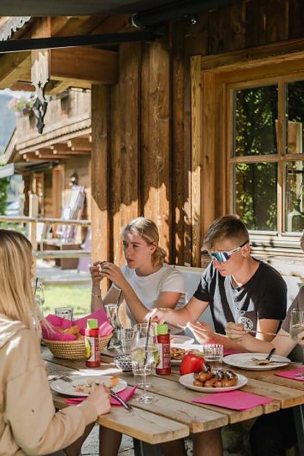 Stimmungsvoller Abend in der almlust mit warmem Licht und gedecktem Tisch