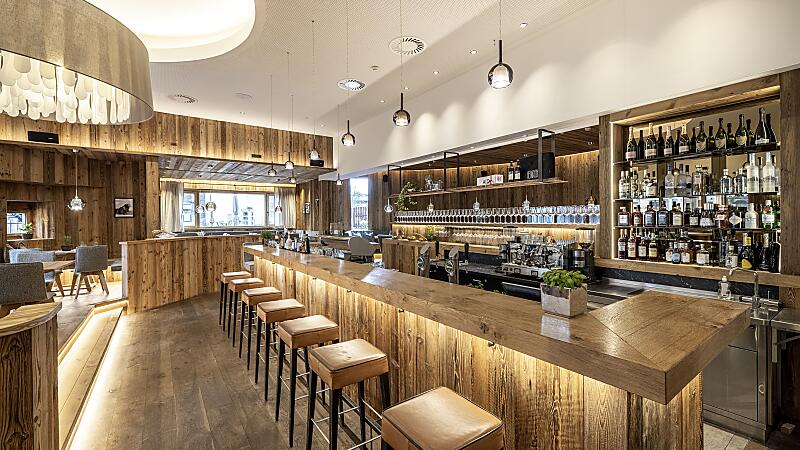 Abendliche Stimmung in Flachau mit Restaurants und gemütlicher Atmosphäre