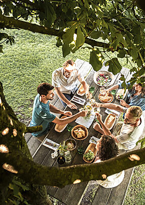 Zwei Gäste genießen einen entspannten Abend in der almlust in Flachau