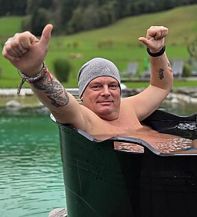 Teilnehmer genießt das Kältetraining in der professionellen Eisbadewanne während der Cool Down Days in der almlust Flachau.