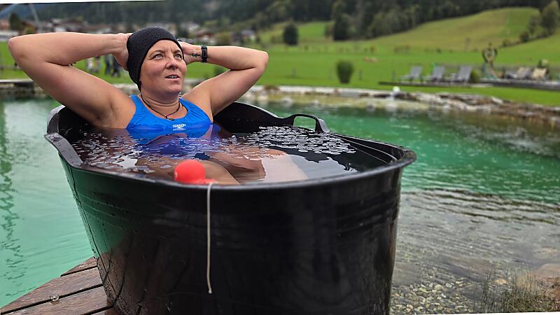 Participant enjoying an ice bath in the professional cold plunge tub during the Cool Down Days retreat at almlust Flachau, Austria.
