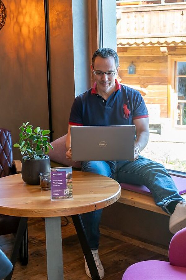 Journalist arbeitet in der almlust Lobby