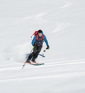 Bergführer bei Skitourenabfahrt