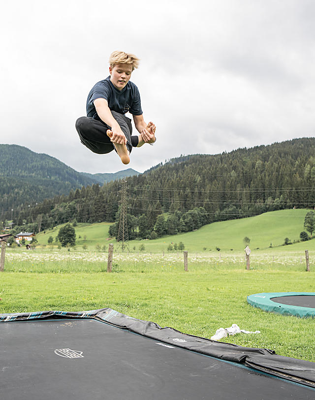 Trampolinspringen im almlust Garten