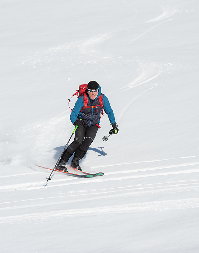 Bergführer bei Skitourenabfahrt