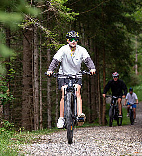 Motivierter Mountainbiker Leichter trail für Mountainbike & eBike