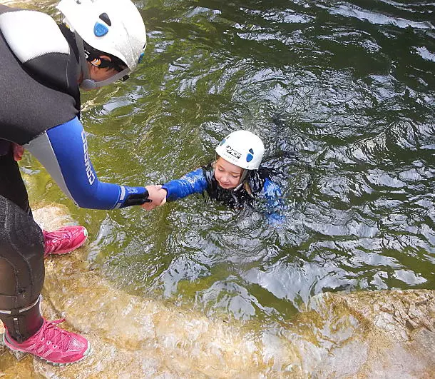 Canyoning Teilnehmer helfen sich gegenseitig