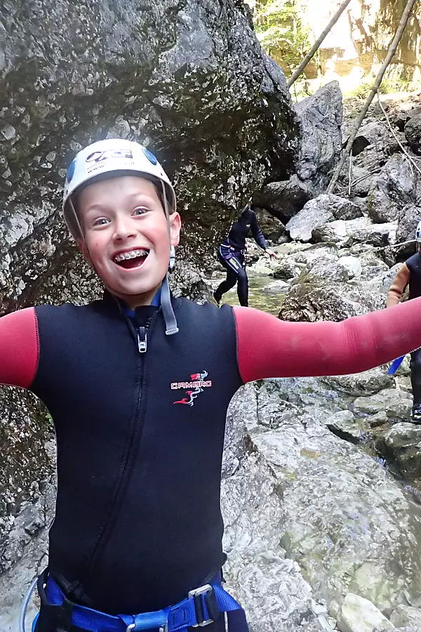 Junger begeisterter Canyoning Teilnehmer 