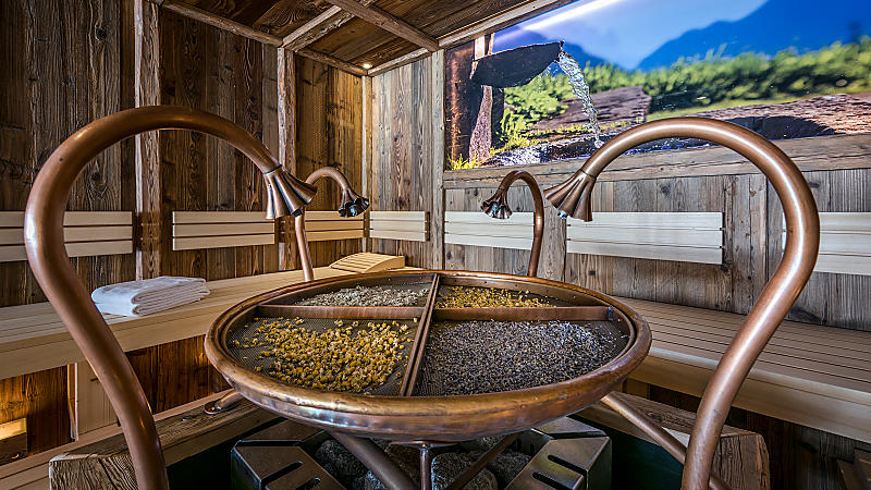 Herbal sauna with mountain panorama – Almlust wellness Sauna with dried herbs and wooden interior at Almlust