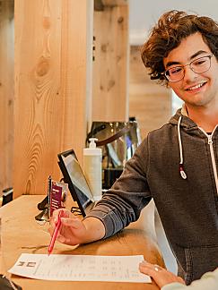 Arrive & get going – our team supports you with info, tips & a friendly smile.